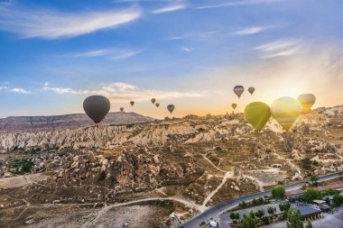 Kapadokya 'da güneş doğarken sıcak hava balonlarıyla uçmak, Türkiye
