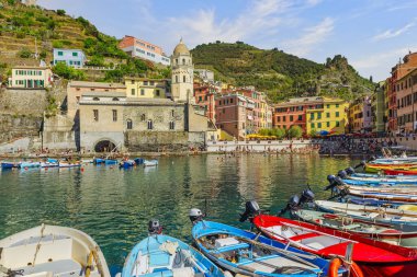 İtalyan dağlarındaki Vernazza kasabası.