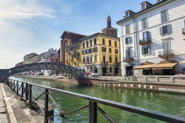 İtalya, Milan 'daki Naviglio Grande Kanalı üzerindeki köprü