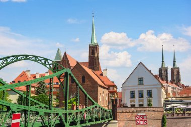 Yeşil Tumski köprüsü ve Wroclaw, Polonya 'daki ünlü katedral