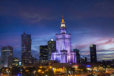 Bilim ve Kültür Sarayı ve gökdelenler akşam aydınlandı, Varşova