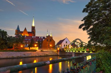 Wroclaw, Polonya 'daki eski katedral ve Tumski köprüsünün üzerinde gün doğumu gökyüzü