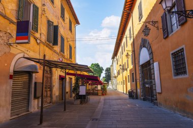 Pisa, İtalya 'da eski evleri olan bir sokak.