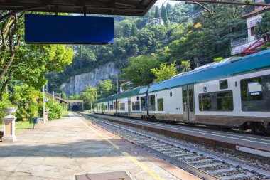 İtalyan kasabası Varenna 'da bir platformda tren