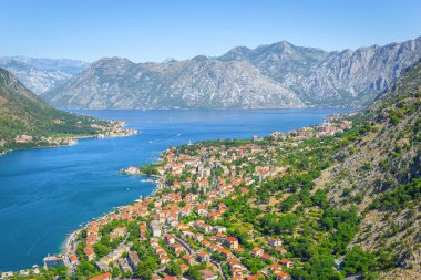 Kotor, deniz kıyısında dağ manzaralı bir şehir. Karadağ