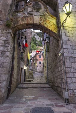 Karadağ 'ın Kotor kentindeki eski dar bir sokak