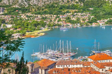 Karadağ 'ın Kotor Körfezi' nde yaz günü demirli yatlar