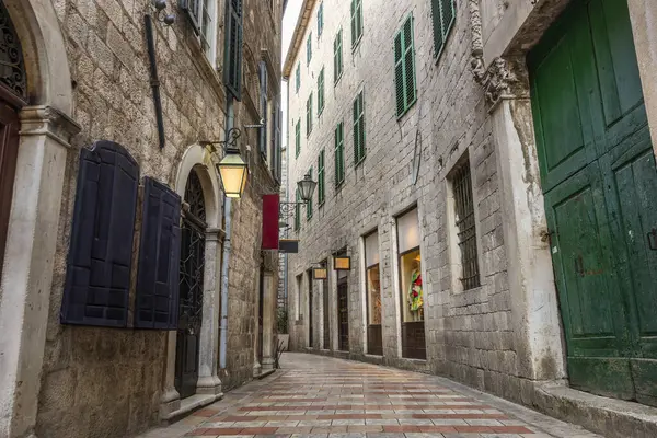 Eski şehir Kotor 'da dar bir sokak, monthe gro.
