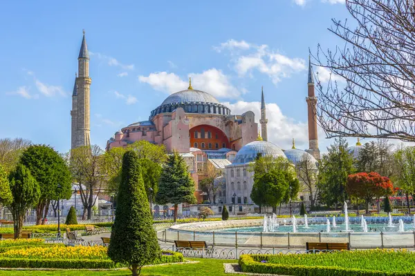 İstanbul merkez parkındaki Çeşme ve Ayasofya Camii, Türkiye