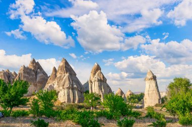 Türkiye 'nin başkenti Kapadokya' da Aşk Vadisi üzerinde beyaz bulutlar