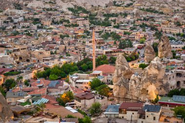 Gün batımında Kapadokya 'daki görkemli küçük Goreme kasabası, Türkiye