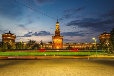 Sforzesco Kalesi ve akşam tramvayı, Milan, İtalya