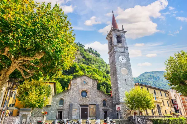 Varenna 'daki Aziz George Kilisesi güneşli yaz gününde, İtalya