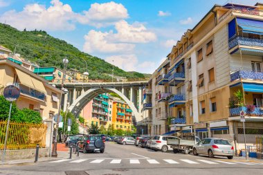 Bogliasco, İtalya 'da renkli eski evleri olan bir sokak.