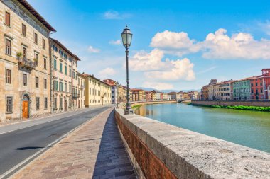 Pisa, İtalya 'da Arno' nun nehir kıyısında bir set.