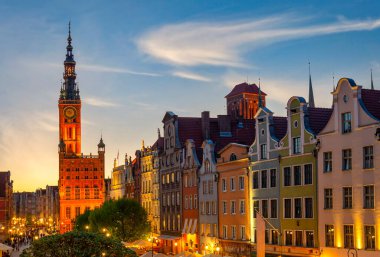 Gdansk 'taki ana belediye binası gün batımında aydınlandı, Polonya