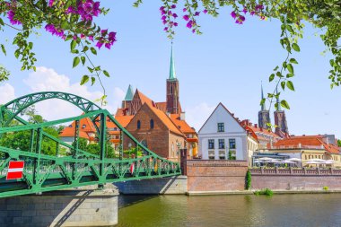 Tumski Köprüsü ve Wroclaw 'daki Motlawa nehri üzerindeki ünlü katedral, Polonya