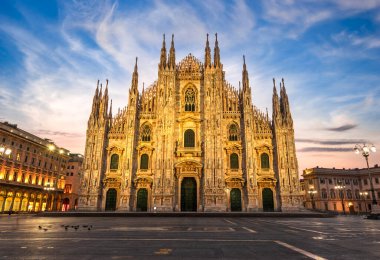 İtalya, Milano 'daki Duomo katedralinin üzerinde gün doğumu gökyüzü