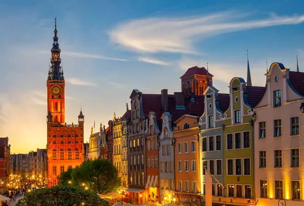Gdansk 'taki ana belediye binası gün batımında aydınlandı, Polonya