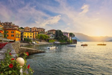 Küçük İtalyan kasabası Varenna 'da, Como Gölü' nde güneşli bir akşam.