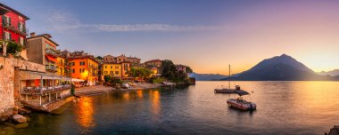 Varenna 'nın panoramik manzarası, gün batımında Como Gölü' ndeki küçük İtalyan kasabası.