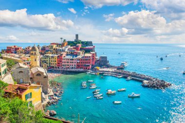 Ligurian Denizi kıyısındaki küçük İtalyan kasabası Vernazza