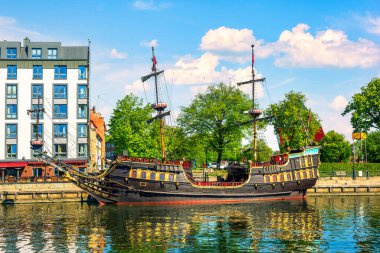 Korsan gemisi, Gdansk, Polonya 'daki Motlawa nehrinde ahşap turistik tekne.