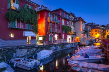 Varenna 'da demirli tekneler, İtalya' da gece Como gölünde küçük bir kasaba.
