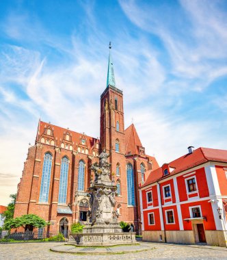 St. John Nepomunk Anıtı, Polonya 'nın Wroclaw kentindeki Collegiate Church of the Holy Cross ve St. Bartholomew' un arka planında