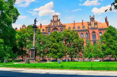 Wroclaw, Polonya 'daki Metropolitan Papaz Okulu ve İsa Mesih' in sütununun cephesi