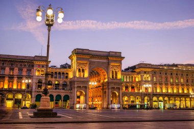 İtalya, Milano 'daki Duomo Meydanı' ndaki Vittorio Emanuele II Galerisi