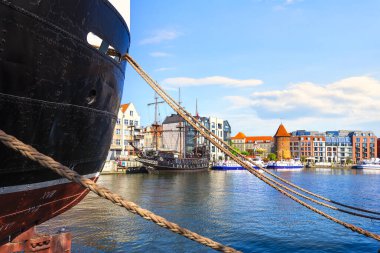 Polonya, Eski Şehir manzaralı Gdansk 'ta büyük bir gemi.