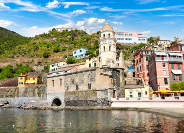 Vernazza 'da yaz, Akdeniz' de küçük bir kasaba, İtalya
