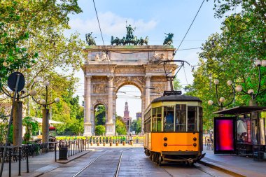 Gündoğumunda İtalya 'da Milano' da Tramvay ve Barış Kemeri