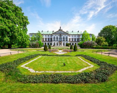 VARŞAN, POLAND - 10 Mayıs 2023: Krasinski Sarayı ve Polonya 'nın Varşova kentindeki güzel yaz bahçesi