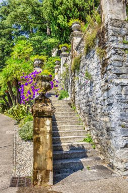 İtalya 'daki Villa Manastırı' ndaki merdivenler çiçeklerle süslenmiş.