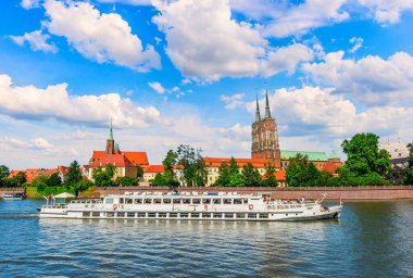 Polonya 'nın Wroclaw kentindeki Oder Nehri üzerindeki turistik tekne
