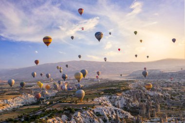 Türkiye 'nin başkenti Kapadokya' da güneş doğarken koni mağaraları üzerinde balon sesleri
