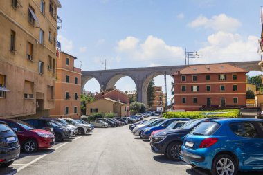 Bogliasco, İtalya 'da demiryolu köprüsü yakınında park yeri