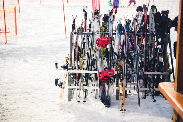 Esquís Estante Fuera Restaurante Montaña Concepto Deporte Invierno Descanso —  Fotos de Stock