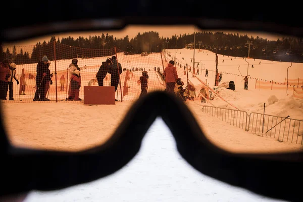 Gafas Con Reflejo Montañoso Estación Esquí Concepto Deporte Invierno Descanso —  Fotos de Stock