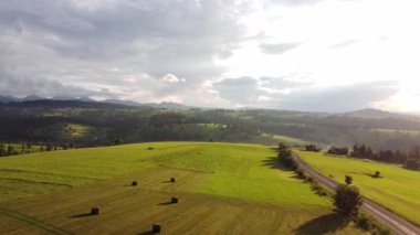 İnsansız hava aracı güzel dağ sırtı üzerinde uçarken ağaçları, bitkileri, tarlaları, 4k parallax çekimini görür..