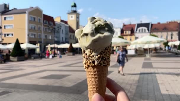 Tourist Woman Holding Colorful Ice Cream Cone City Square Popular — Vídeo de Stock