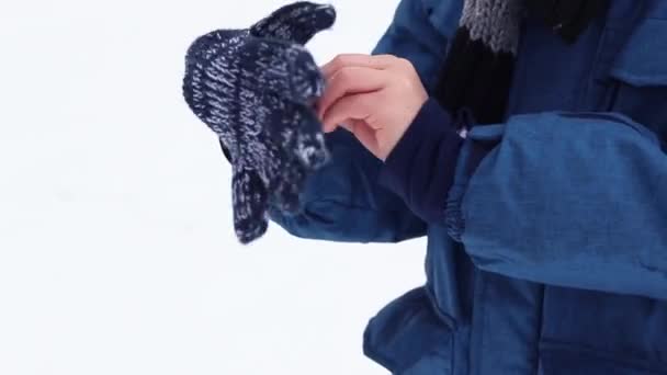 Yakın Plan Çocuk Eldiven Takar Kış Kış Tatilleri Bol Kar — Stok video