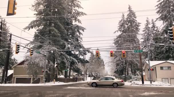 Dezembro 2022 Vista Uma Estrada Nevada Com Carros Cobertos Neve — Vídeo de Stock