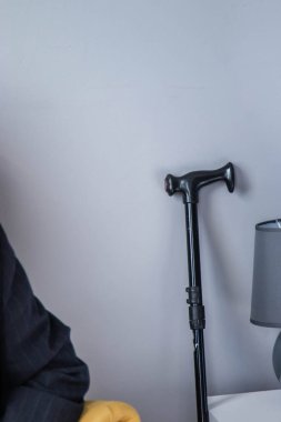 Yaşlı bir adamın elinde baston, yaşlı bir adamın elleri.