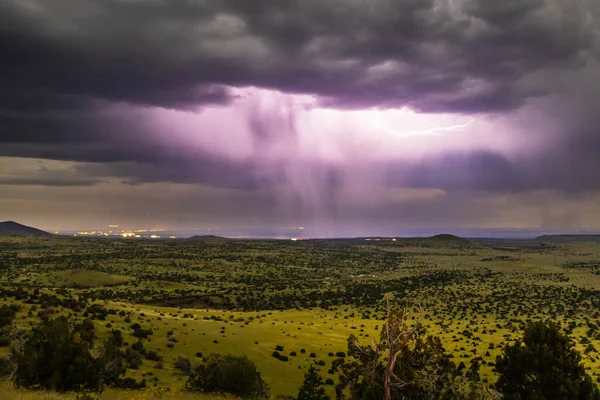 Tornillo Iluminación Bajo Una Nube Mientras Lluvia Cae Sobre Desierto — Foto de Stock