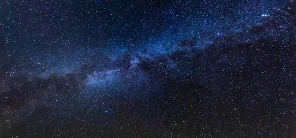 银河系的银河云团伸展在天空和宇宙的恒星之间 — 图库照片