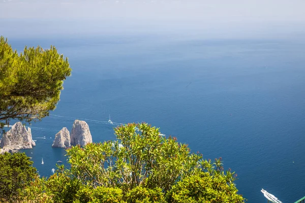 Die Klippen Von Faraglioni Auf Der Insel Capri Mit Einer — Stockfoto