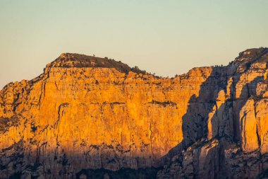 Sabahın erken saatlerinde Sedona, Arizona 'nın kırmızı kayalıklarında gölgelerle.